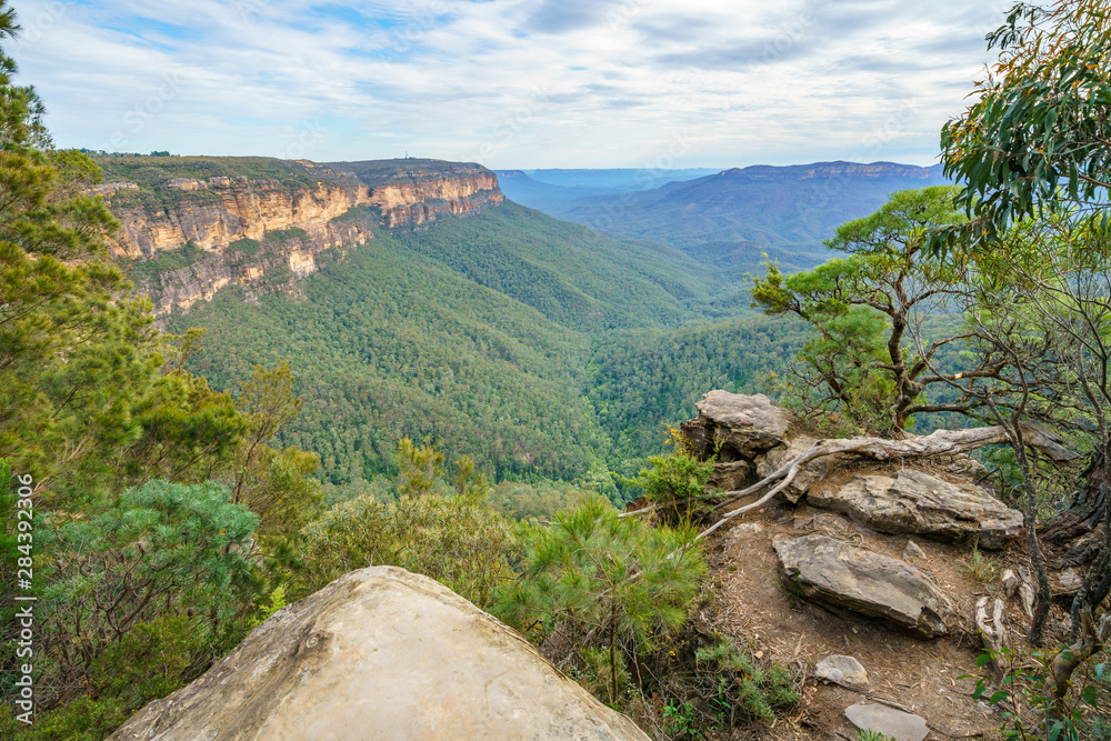 hiking the overcliff walk in the blue mountains national park, australia