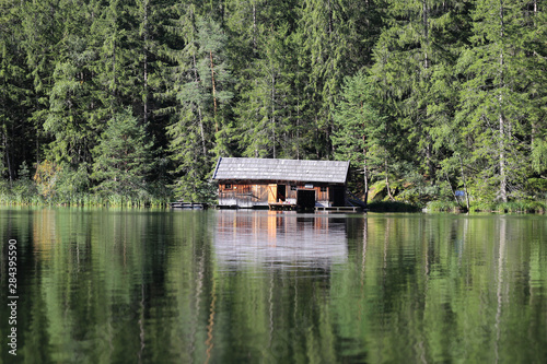 kleine Holzhütte auf dem Piburger See, Ötztal