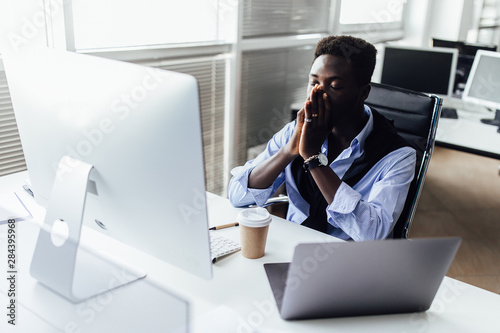 Фотография Tensioned  man is sitting in office