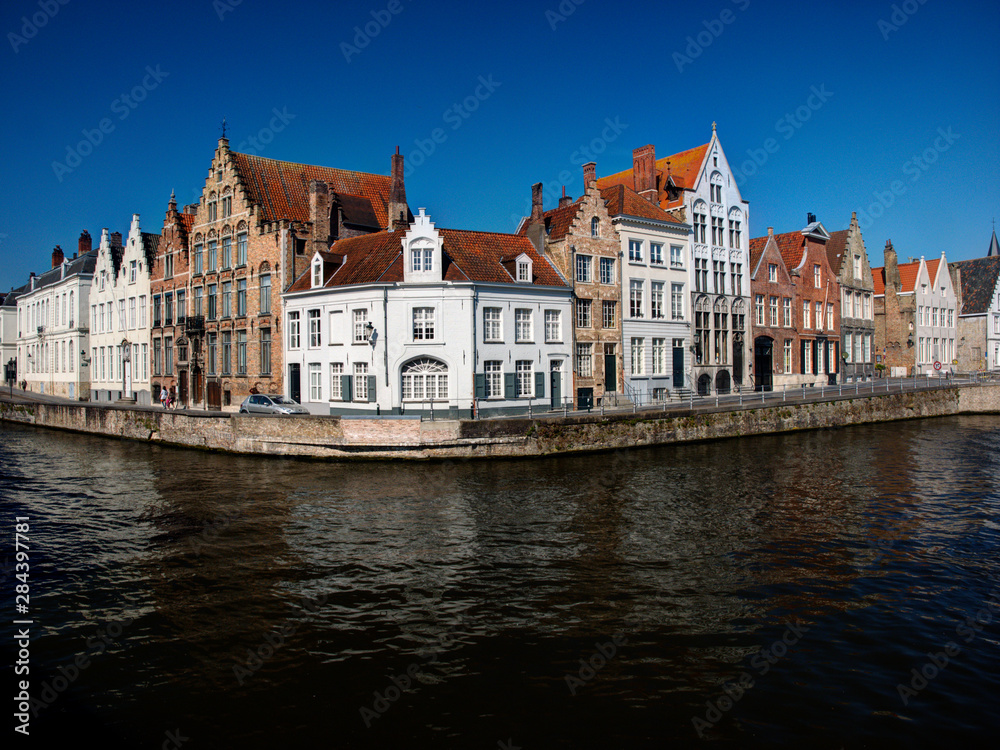 Fototapeta premium Belgia, Brugge, Flandria Zachodnia, scena kanału z domami i mostem