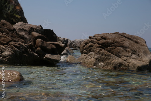 Rocce affiorano dall acqua del mare 