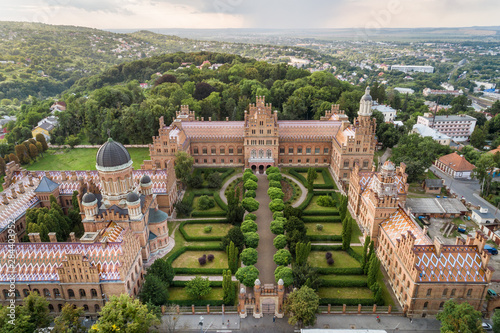 Foto Aerial view of Yury Fedkovych national University in Chernivtsi, Ukraine