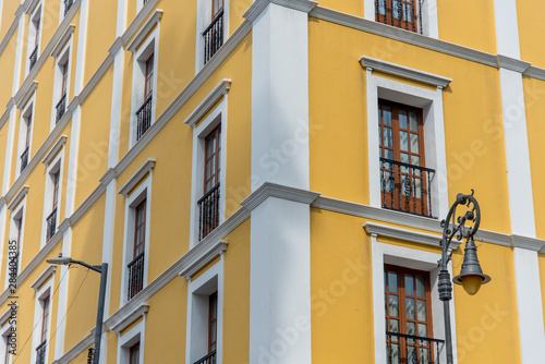geometria de colores ventanas y fachadas coloridas en amarillo y rosa