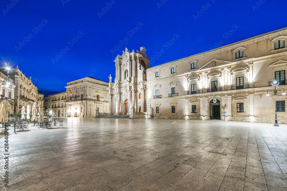 Italy, Sicily, Syracuse, Piazza Duomo at dawn