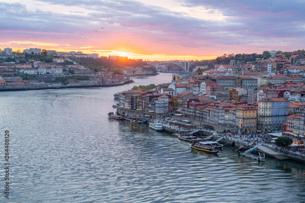 Die Stadt Porto in Portugal mit dem Fluss Douro im Sonnenuntergang. Blick von oben über die Stadt.