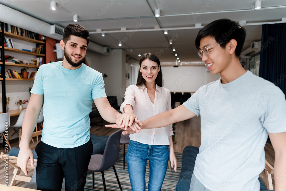 Obraz premium team of happy millennial office workers