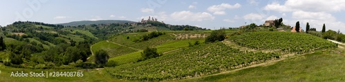 Fototapeta Naklejka Na Ścianę i Meble -  Panorama. Rolling hills landscape. San Gimignano skyline. Tuscany, Italy.