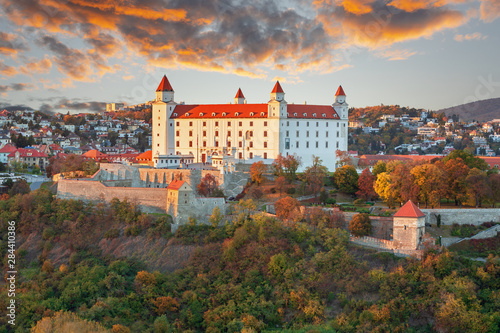 Obraz na płótnie Bratislava castle over Danube river after sunset in the Bratislava old town, Slovakia w salonie
