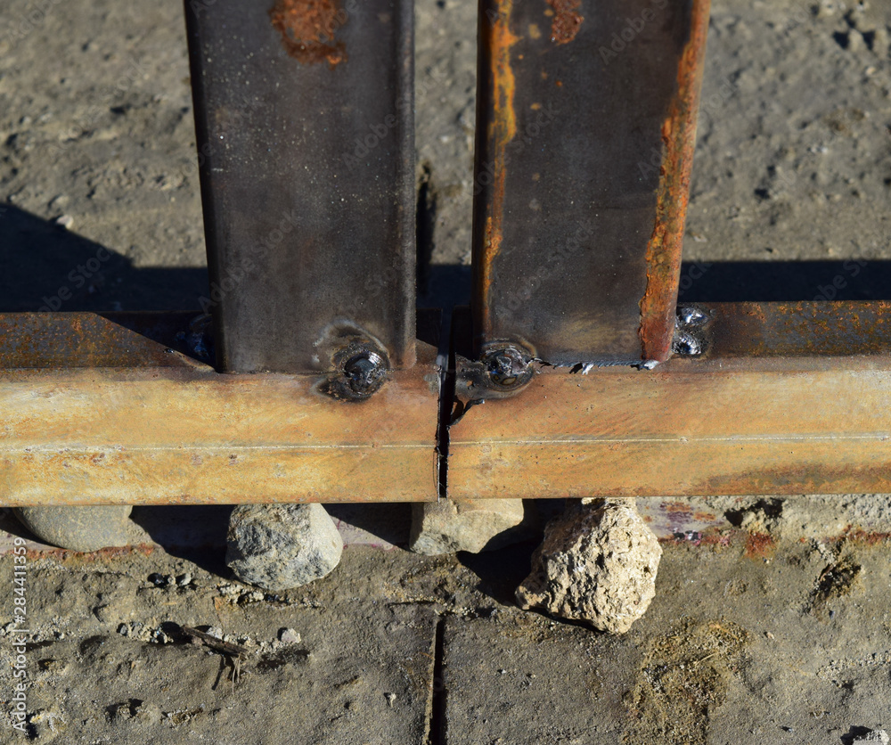 Connection by welding of metal square pipes