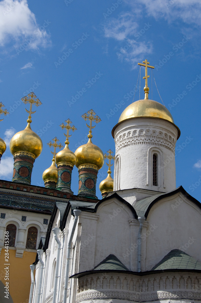 Russia, Moscow, The Kremlin. Church of the Deposition of the Robe with Terem Palace in the distance, guilded cupolas top the Czarina's Golden Chamber. 