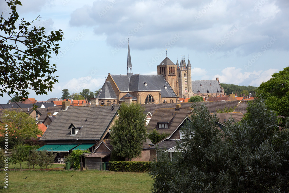 Blick auf Sluis und die St.Johannes der Täufer Kirche