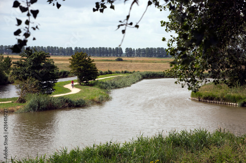 typisch Holländische Landschaft mit Radweg und Kanal photo