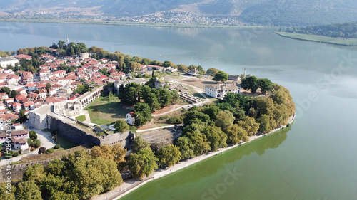 Foto Aerial drone bird's eye view photo of iconic city and castle and mosque of Ioann
