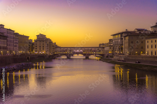 vista su ponte vecchio al tramonto con le luci accese, vista da ponte alle grazie © jeferstellari