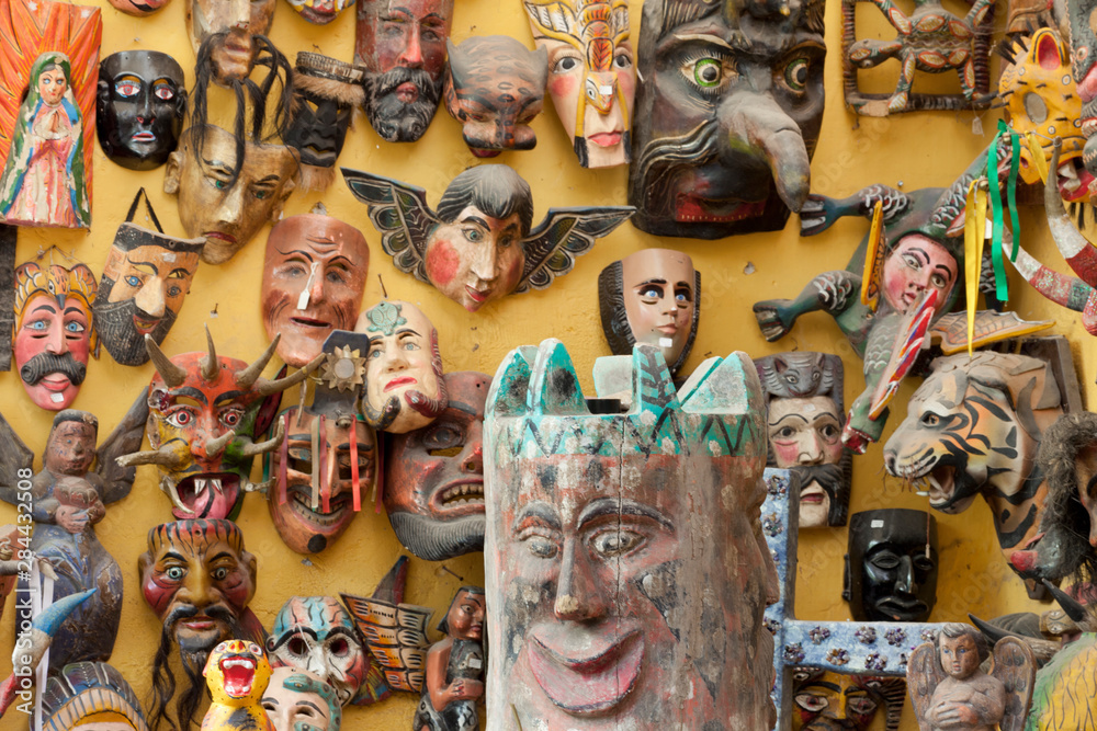 Fototapeta premium Meksyk, San Miguel de Allende. Maski na wystawie w sklepie. Źródło: Don Paulson / Jaynes Gallery / DanitaDelimont.com