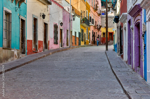 Fototapeta Naklejka Na Ścianę i Meble -  Guanajuato in Central Mexico. Colorful buildings and narrow streets