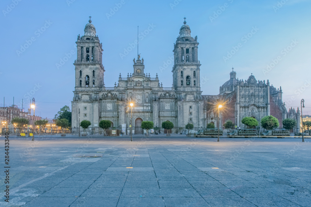Fototapeta premium Mexico, Mexico City, Metropolitan Cathedral of the Assumption of Mary of Mexico City at Dawn