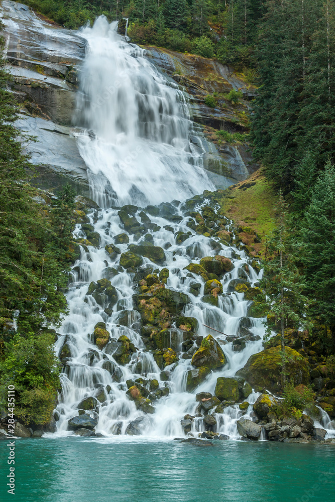 Obraz premium USA, Alaska, Tongass National Forest. Waterfall on cliff face. Credit as: Cathy & Gordon Illg / Jaynes Gallery / DanitaDelimont.com