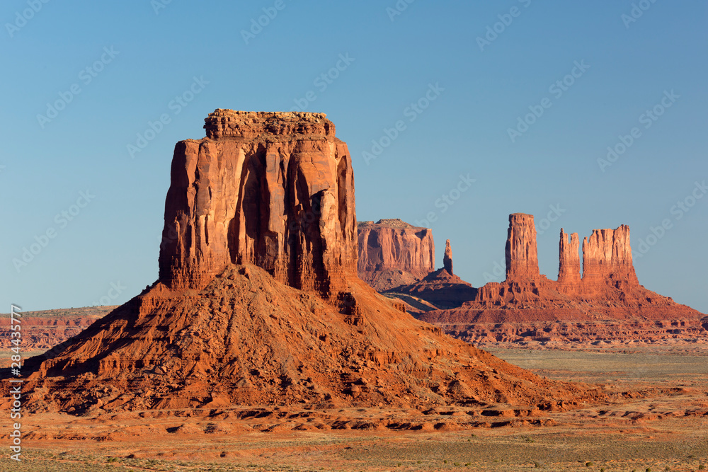 Fototapeta premium Arizona, Monument Valley, East Mitten Butte and Castle Butte