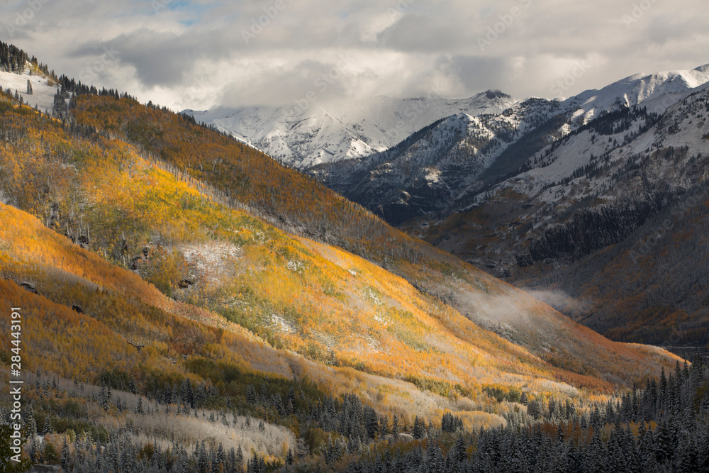 Obraz premium USA, Colorado, San Juan Mountains. Red Mountain Pass after autumn snowfall. 