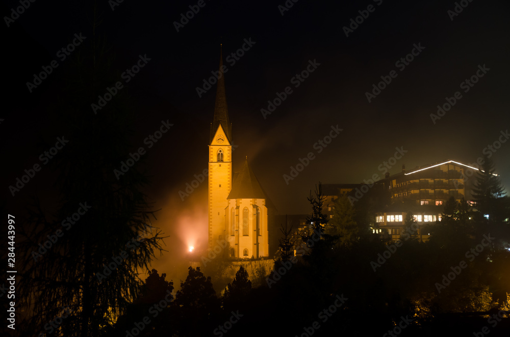 霧に包まれたハイリゲンブルートの夜景（オーストリア　ケルンテン州）
