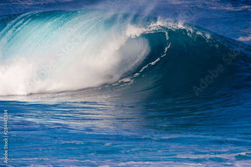 USA, Hawaii, Oahu, Large waves along the Pipeline Beach on the windward side of the Island