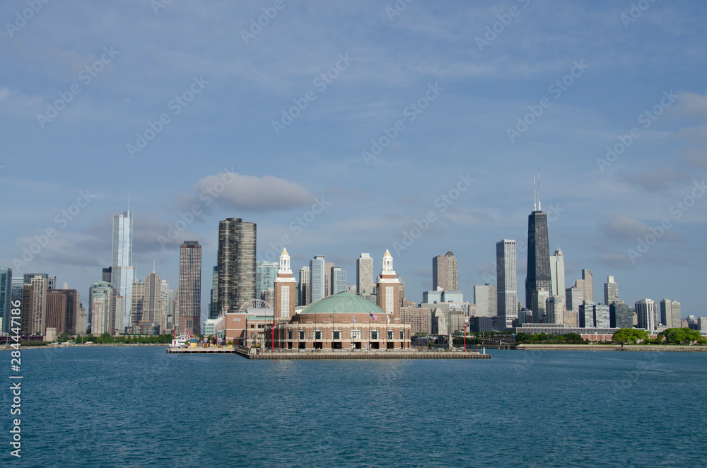 Obraz premium Illinois, Chicago, Lake Michigan view of the Chicago city skyline and Navy Pier.