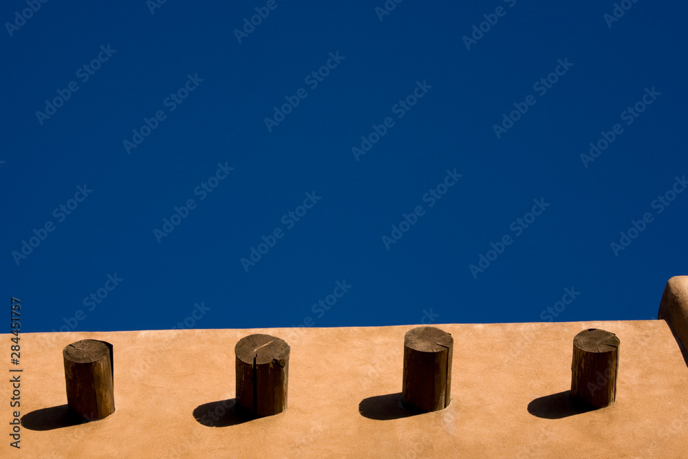 Fototapeta premium NA, USA, New Mexico, Santa Fe, Plaza, Adobe Wall and Wooden Rafters