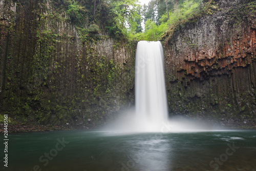 USA, Oregon. Abiqua Falls plunges into large pool. 