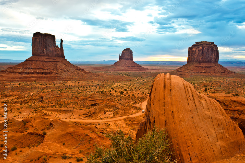 USA, Utah, Gouldings, Navajo Tribal Park, Monument Valley, The Mittens and Merrick Butte from Lookout Point