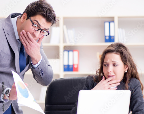 Bild auf Leinwand Angry boss unhappy with female employee performance