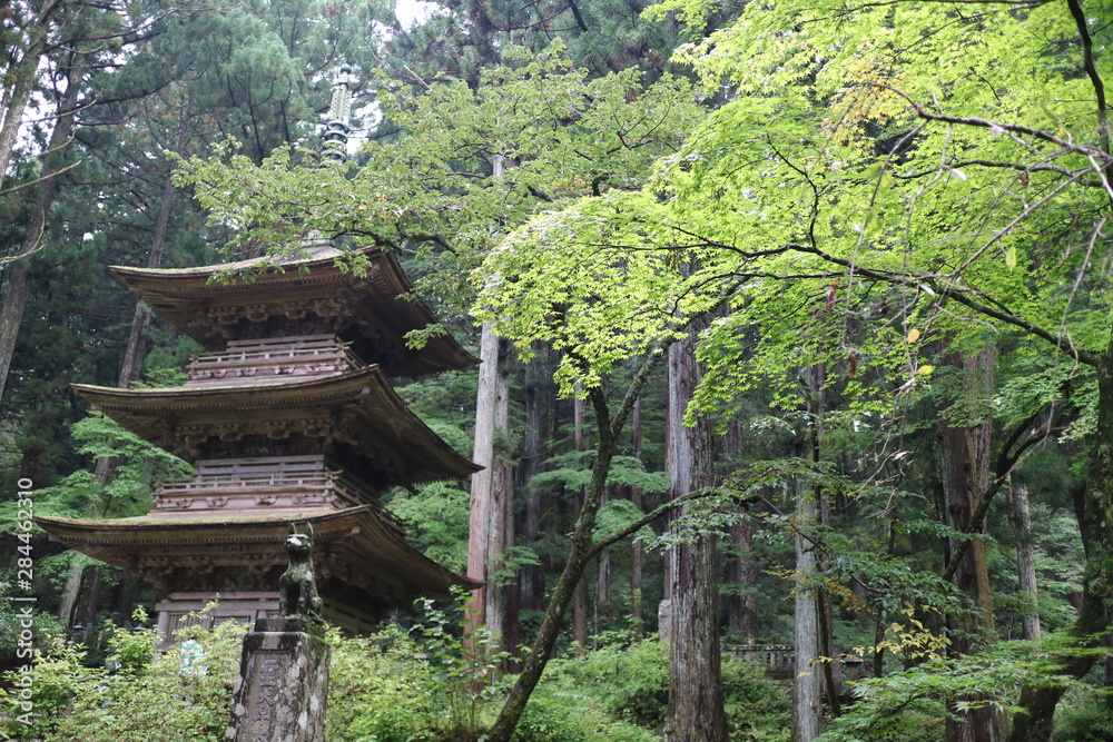 山間にある三重塔 山間にある三重塔