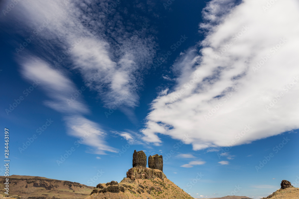 Obraz premium USA, Washington State, Walla Walla County. Twin Sisters Monument Area.
