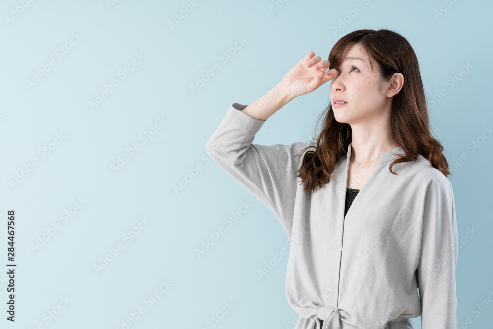 花粉症に困る女性 花粉症に困る女性