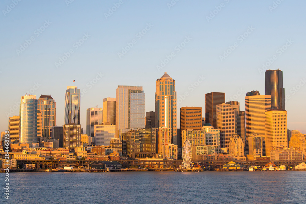 Obraz premium USA, Washington State, Seattle. Downtown waterfront in evening light.