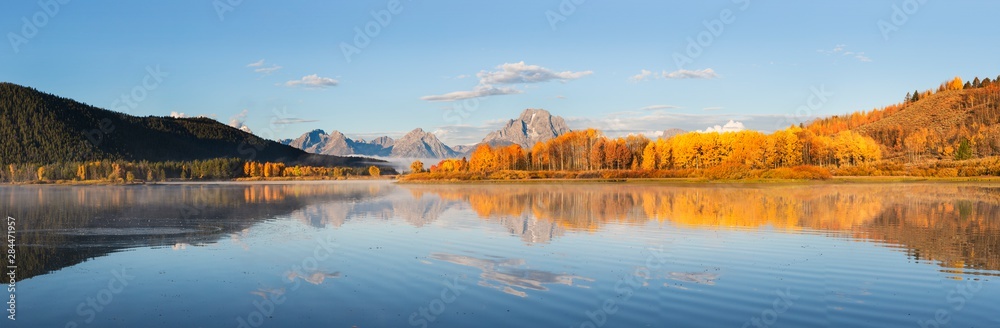 Fototapeta premium Sunrise at Oxbow Bend in fall, Grand Teton National Park, Wyoming