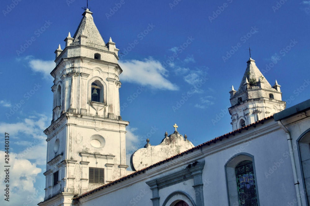 Plaza catedral (Plaza Mayor) ubicada en Casco Viejo Panamá. Sitio Patrimonio de la humanidad UNESCO. Parte lateral de la iglesia en la antigua de Panamá 