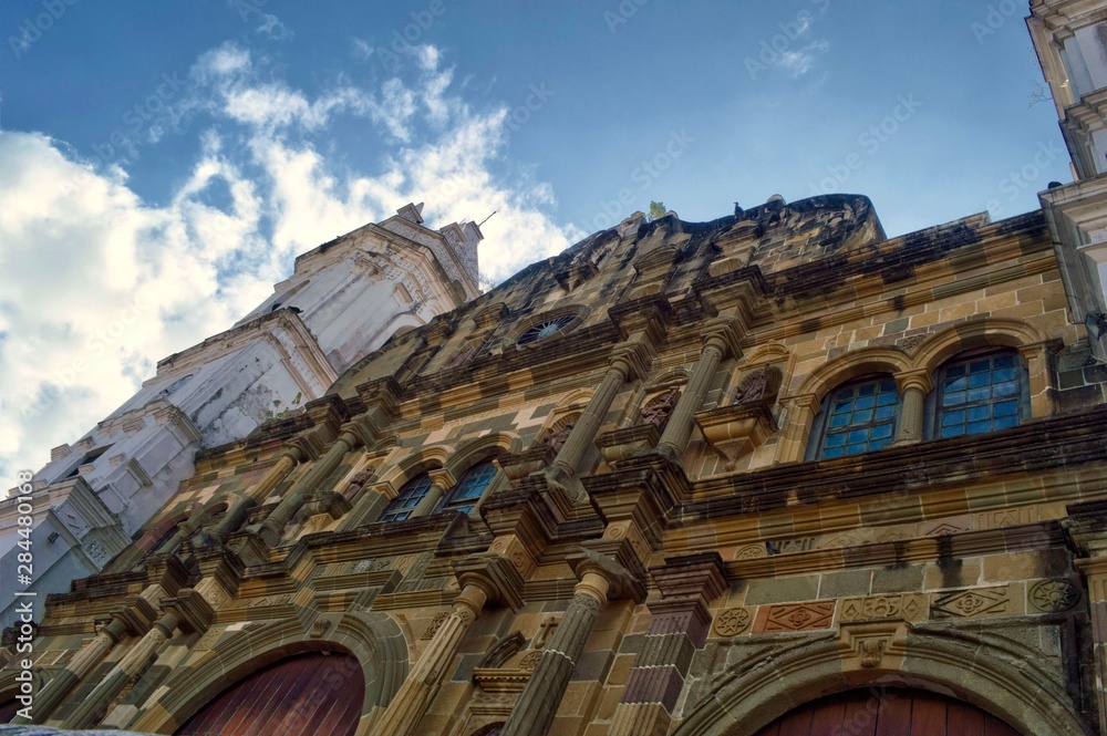 Plaza catedral (Plaza Mayor) ubicada en Casco Viejo Panamá. Sitio Patrimonio de la humanidad UNESCO. Acercamiento de la parte superior frontal de la iglesia en la antigua de Panamá 