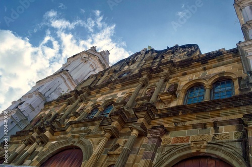 Plaza catedral (Plaza Mayor) ubicada en Casco Viejo Panamá. Sitio Patrimonio de la humanidad UNESCO. Acercamiento de la parte superior frontal de la iglesia en la antigua de Panamá 