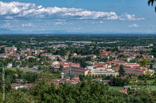 Aviano di Pordenone, con il Duomo di San Zenone ed il centro abitato, panorama aereo