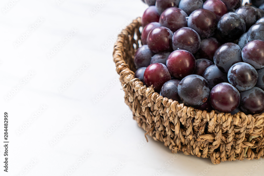 Obraz premium fresh black grapes on white background