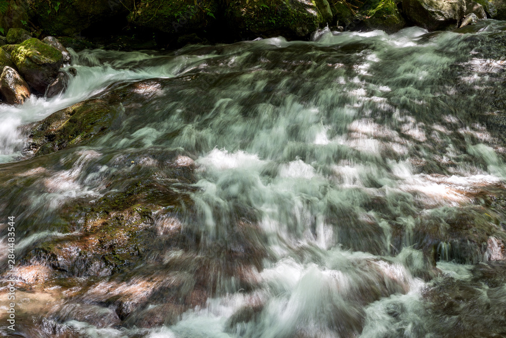 Fototapeta premium 岩の斜面を流れる清流