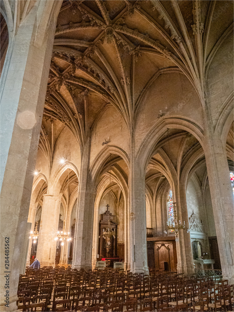 voûtes gothiques de la cathédrale de Mortagne-au-Perche dans l'Orne en France