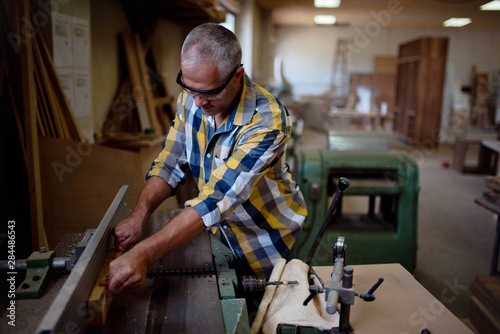 the master uses a woodworking machine © LEREXIS