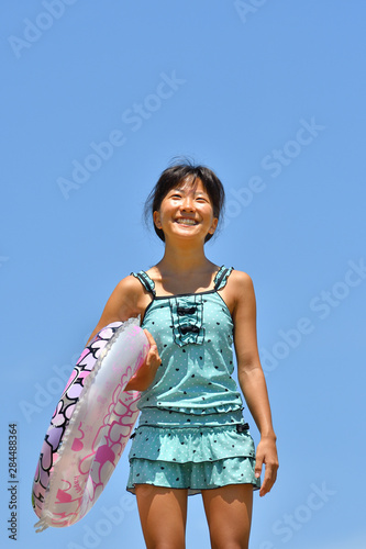 青空で笑う女の子 海水浴 水着 浮き輪 Stock Photo Adobe Stock 青空で笑う女の子 海水浴 水着 浮き輪 Stock Photo Adobe Stock
