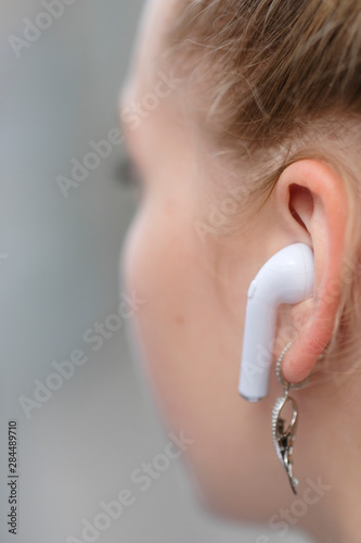 wireless headphones in the girl's ears