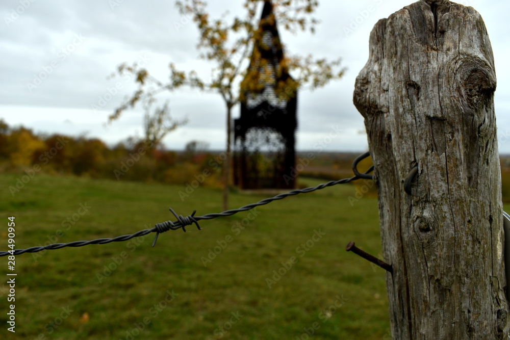 Obraz premium barbed wire stops people from tresspassing 
