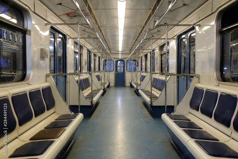 Naklejka premium Moskwa, Rosja - 8 sierpnia 2019: wnętrze wagonu metra w Moskwie.