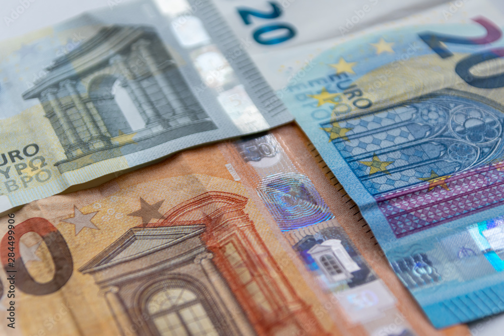 Verschiedene europäische EURO-Geldscheine stehen für Wirtschaftskraft, Konjunktur, Kredit, Schulden und finanzielles Investment im Finanzsektor