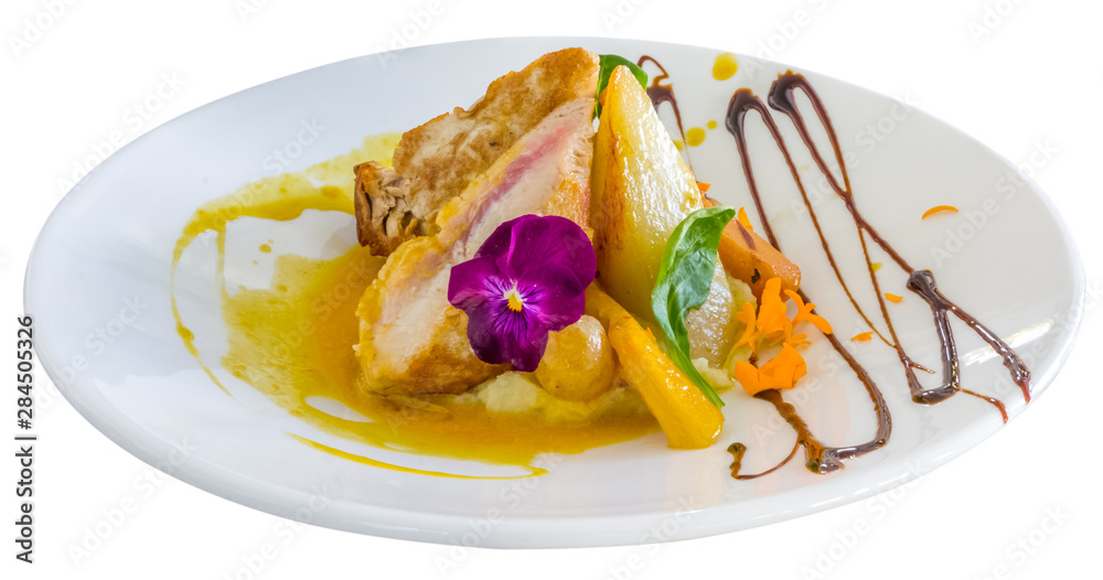 Pavé de thon mi cuit sur assiette blanche, fond blanc Pavé de thon mi cuit sur assiette blanche, fond blanc